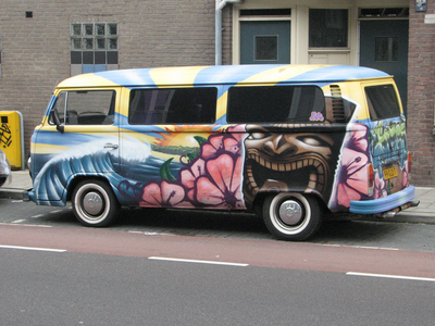 828576 Afbeelding van een Volkswagen-transportbusje, dat bespoten is met graffiti-kunst, geparkeerd op de ...